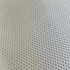 Nahaufnahme von weißem, atmungsaktivem Golf-Mesh-Gewebe, strukturierte Oberfläche