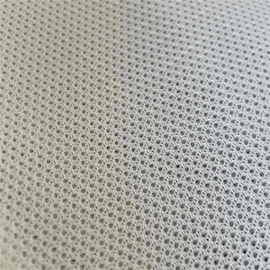 Nahaufnahme von weißem, atmungsaktivem Golf-Mesh-Gewebe, strukturierte Oberfläche