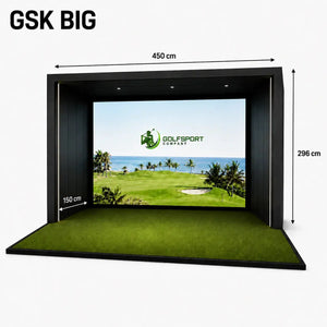 GSK ELITE Protee VX Golf Simulator mit großem Bildschirm und künstlichem Rasen, Maße 450 x 150 x 296 cm.