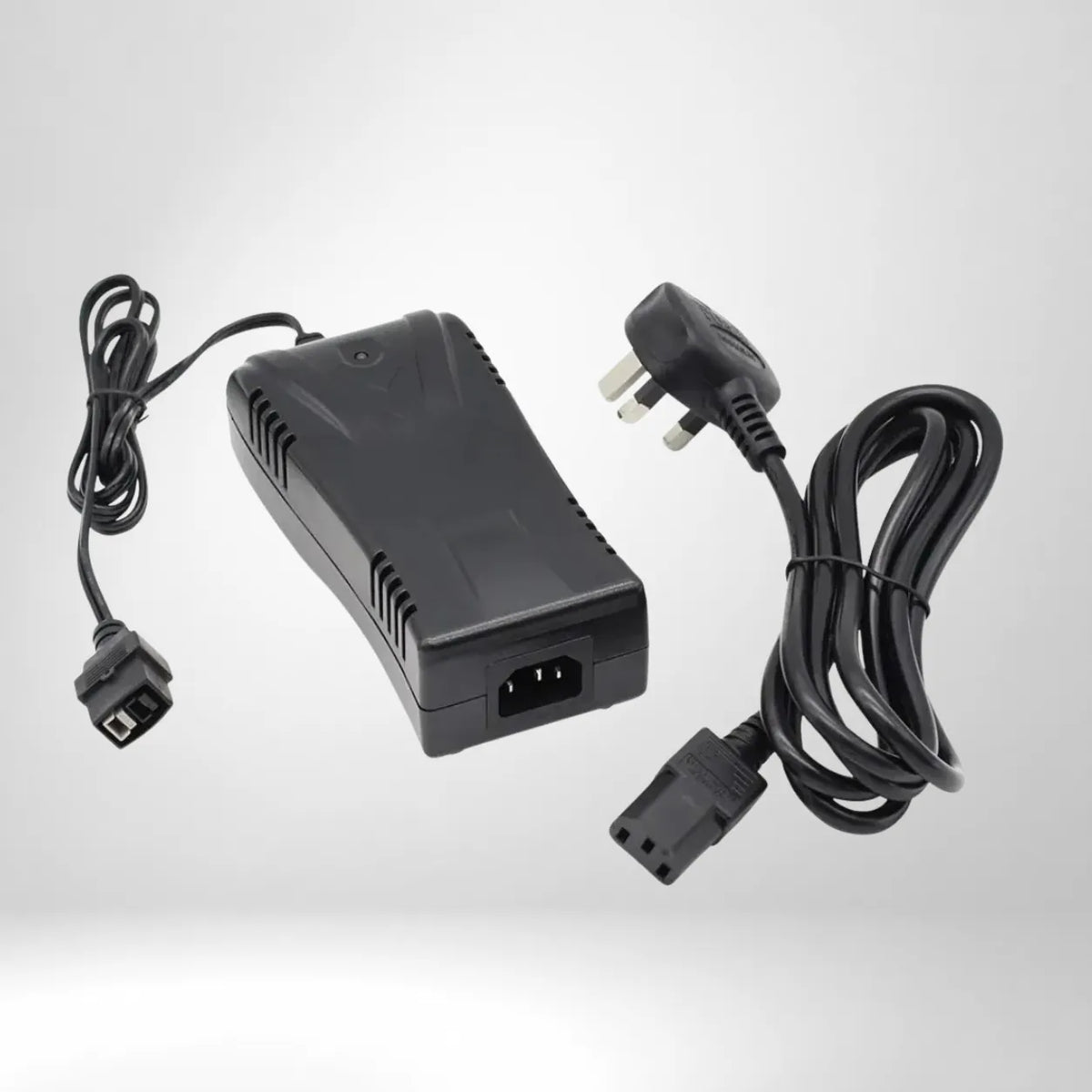 Motocaddy Lithium Ladegerät (28V) mit Stromkabel und Netzstecker.