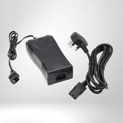 Motocaddy Lithium Ladegerät (28V) mit Stromkabel und Netzstecker.