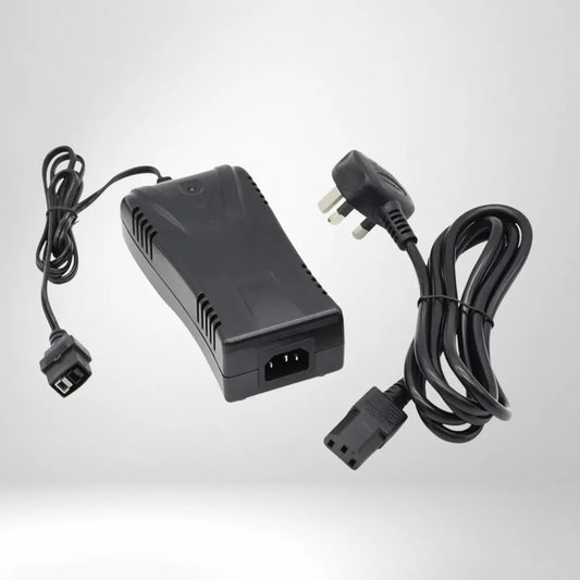 Motocaddy Lithium Ladegerät (28V) mit Stromkabel und Netzstecker.