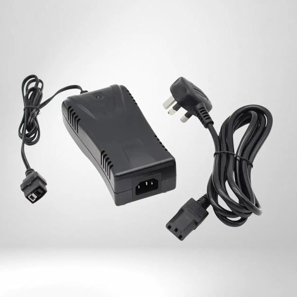 Motocaddy Lithium Ladegerät (28V) mit Stromkabel und Netzstecker.