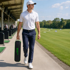 Square Golf Omni Carry Case in Verwendung von einem Spieler auf dem Golfplatz.