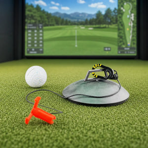 Sebo T Golf Putting Trainer mit Anker und Ball auf Kunstrasen und Display im Hintergrund.