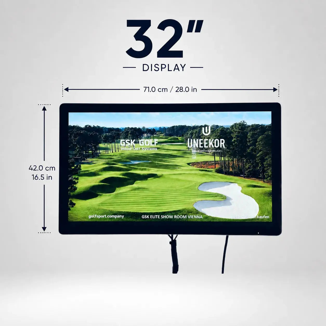 32" Touch Screen LCD Full HD Display für Golf Simulator mit Wandmontage, zeigt Golfplatzgrafik.