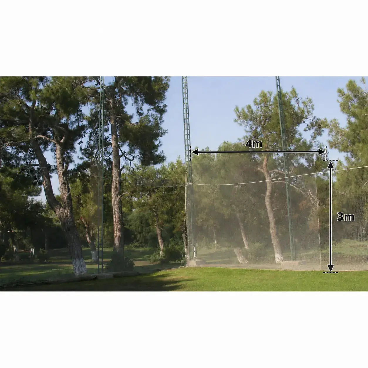 Impact Netz für Golfsimulator 4x3 m mit 20mm Maschenweite und Bleigewichten im Freien zwischen Bäumen.