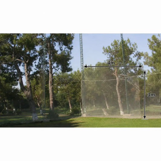 Impact Netz für Golfsimulator 4x3 m mit 20mm Maschenweite und Bleigewichten im Freien zwischen Bäumen.