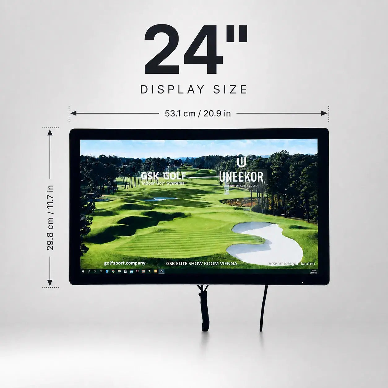 24" Full HD Touch Screen LCD für Golf-Simulator, Wandmontage, Mit Display-Größe und Logos sichtbar.