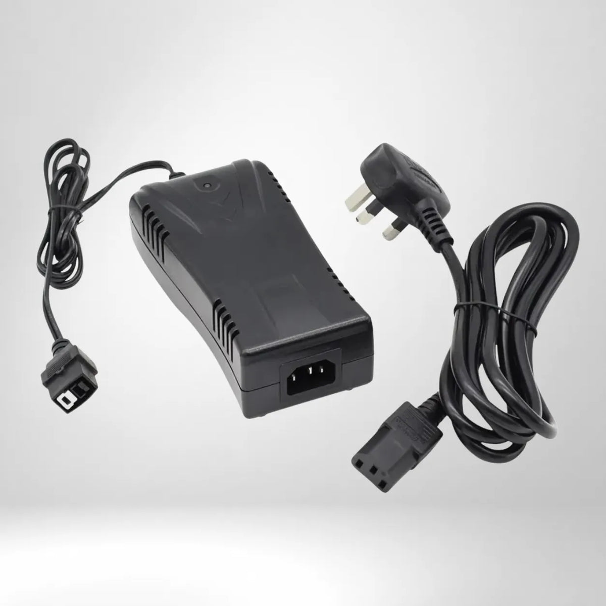 Motocaddy Lithium Ladegerät (28V) mit Anschlusskabel für die einfache Aufladung von Lithium-Batterien.