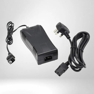 Motocaddy Lithium Ladegerät (28V) mit Anschlusskabel für die einfache Aufladung von Lithium-Batterien.
