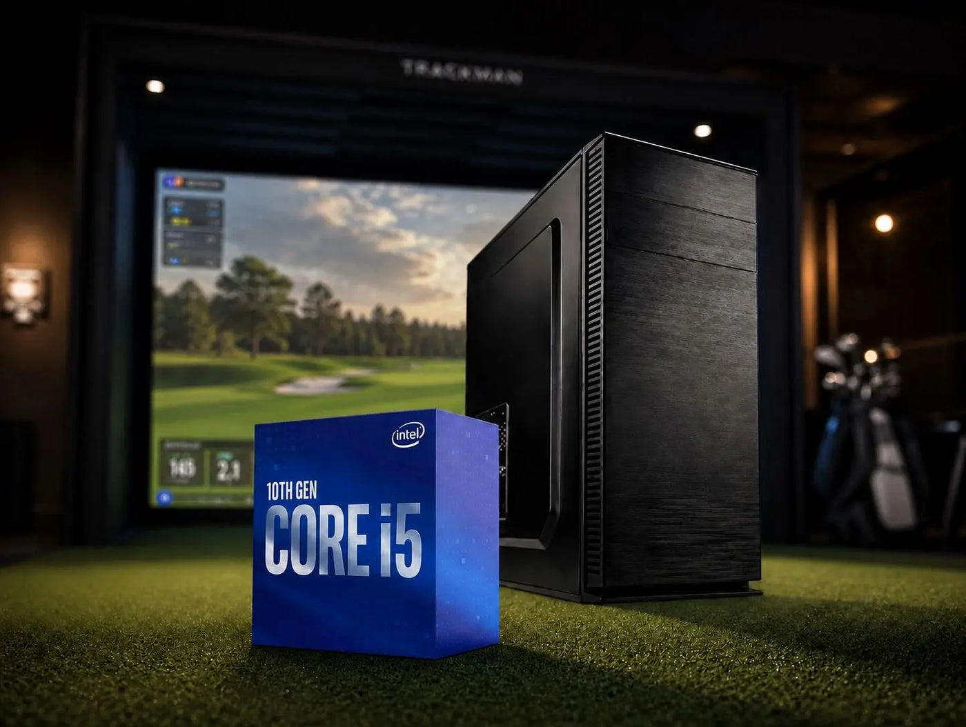 PC System Golfsimulator Essential mit Intel i5, RTX 5050 und 16 GB DDR4 RAM vor einem Golf-Simulator.