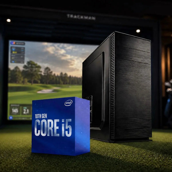 PC System Golfsimulator Essential mit Intel i5, RTX 5050 und 16 GB DDR4 RAM vor einem Golf-Simulator.
