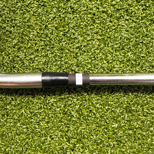 Square Golf Omni Club Sticker auf einem Golfschlägergriff liegend.