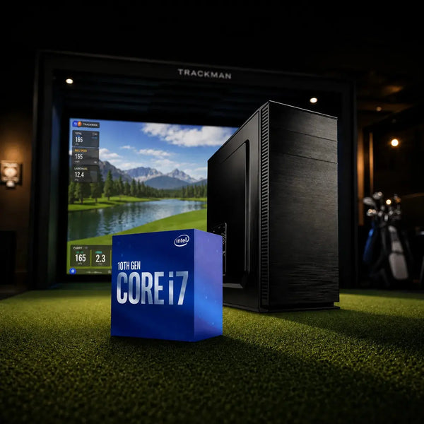 PC System Golf Simulator mit Intel i7, 1 TB SSD, RTX 5060 Ti und 32 GB RAM DDR5-5600 auf einer Golf-Simulationsfläche.