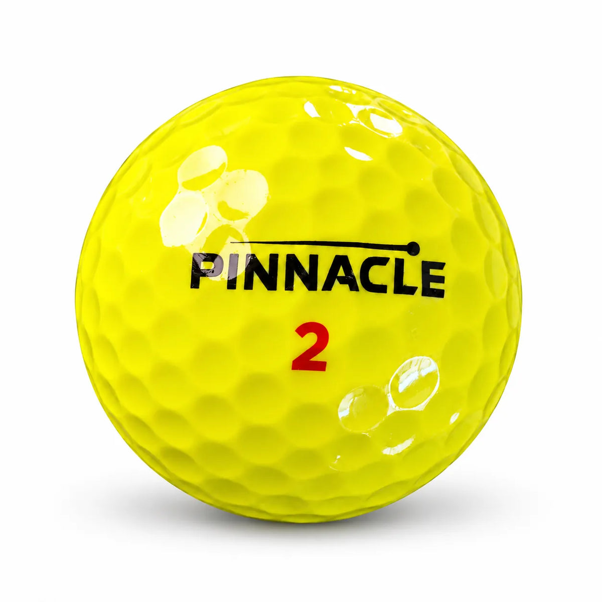 Gelbe Pinnacle Mix Golfball mit der Nummer 2.