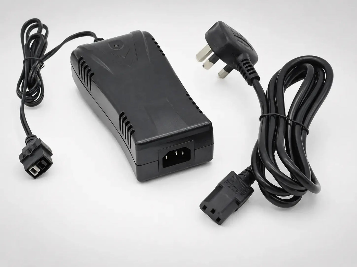 Motocaddy Lithium Ladegerät (14,4V) mit Netzkabel und Anschlusskabel.