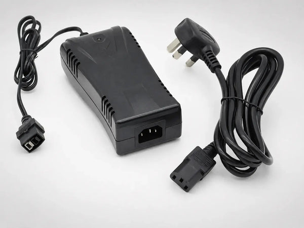 Motocaddy Lithium Ladegerät (14,4V) mit Netzkabel und Anschlusskabel.
