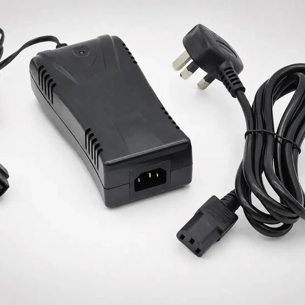 Motocaddy Lithium Ladegerät (14,4V) mit Netzkabel und Anschlusskabel.
