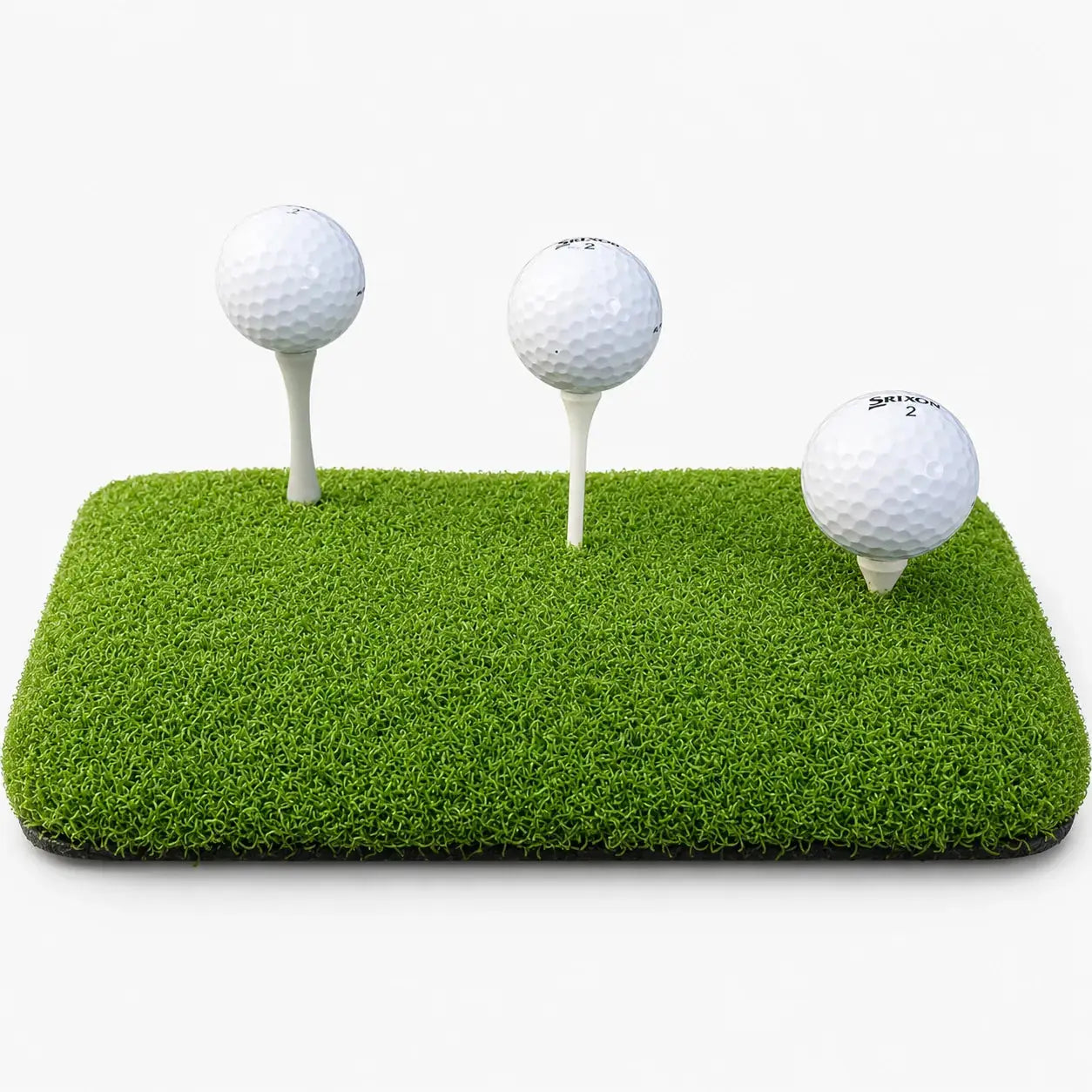 Tee Turf XL Indoor Hitting Mat mit drei Golfbällen auf einer grünen Fläche.