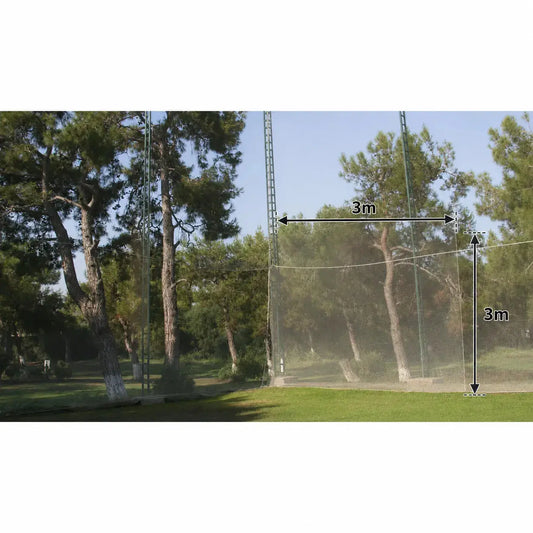 Impact Netz für Golfsimulator 3x3 m mit 20mm Maschenweite und Bleigewichten, aufgestellt im Freien.