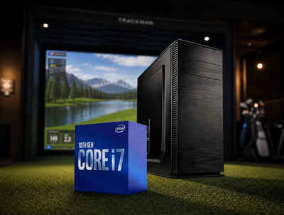 PC-System Golfsimulator Full HD mit Intel i7, RTX 5060 Ti und 32 GB DDR5 RAM, vor einem Golf-Simulator-Bildschirm.