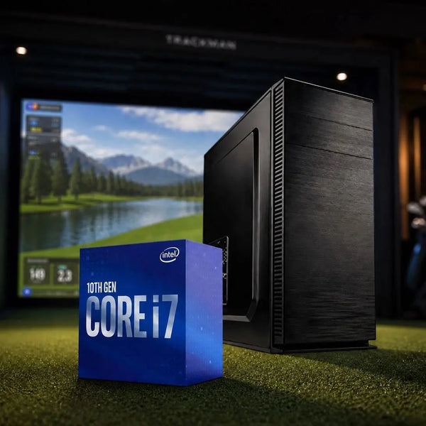 PC-System Golfsimulator Full HD mit Intel i7, RTX 5060 Ti und 32 GB DDR5 RAM, vor einem Golf-Simulator-Bildschirm.