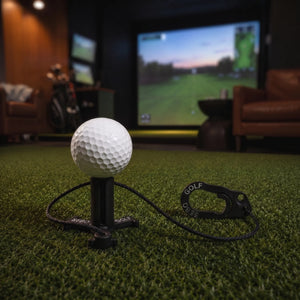 Sebo Golf Simulator Tee mit Golfball auf einem Kunstrasenboden vor einem Golf-Simulator.