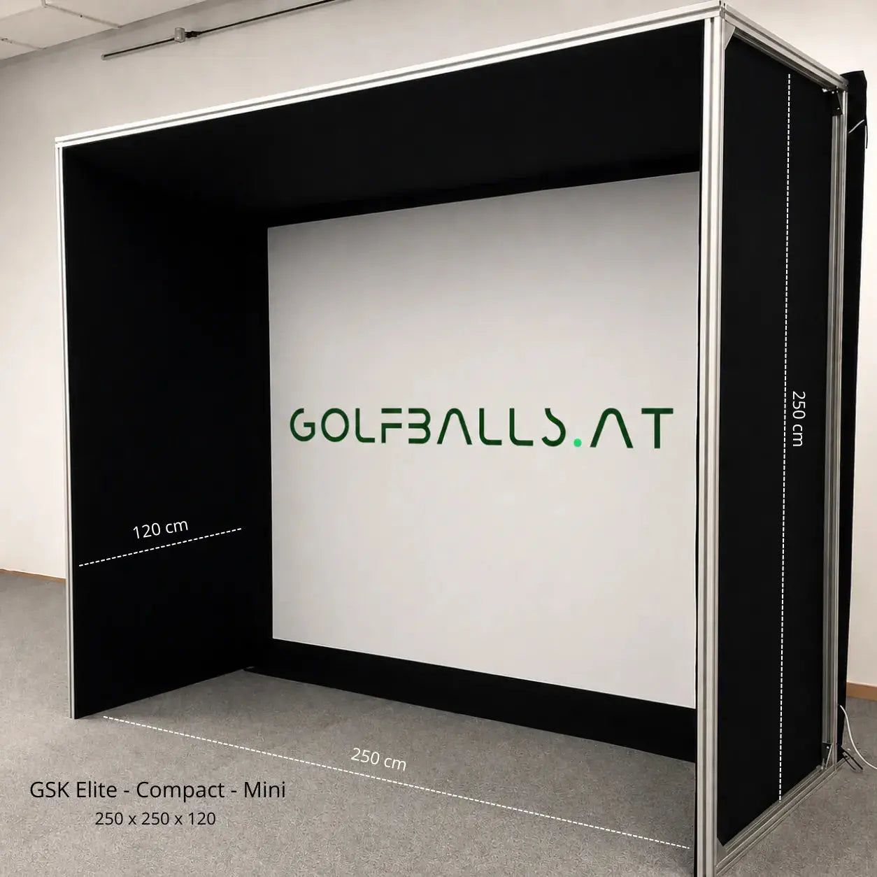 GSK ELITE COMPACT Golf Simulator Enclosure in Schwarz mit speziellem Design und Abmessungen.