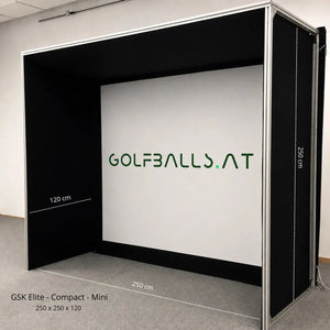 GSK ELITE COMPACT Golf Simulator Enclosure in Schwarz mit speziellem Design und Abmessungen.