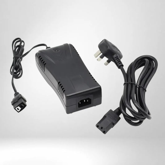 Motocaddy Lithium Ladegerät (14,4V) mit Kabeln für eine einfache Aufladung.