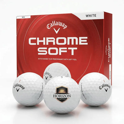 Callaway Chrome Soft X weiße Golfbälle mit Logo-Aufdruck vor roter Verpackung