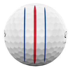 Weißer Golfball mit drei Linien in Rot und Blau, Nahaufnahme der Oberfläche
