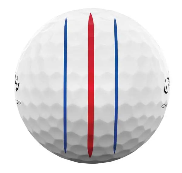 Weißer Golfball mit drei Linien in Rot und Blau, Nahaufnahme der Oberfläche