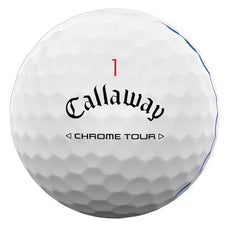 Weißer Callaway Chrome Tour Golfball mit Triple Track und roter Nummer 1, Nahaufnahme