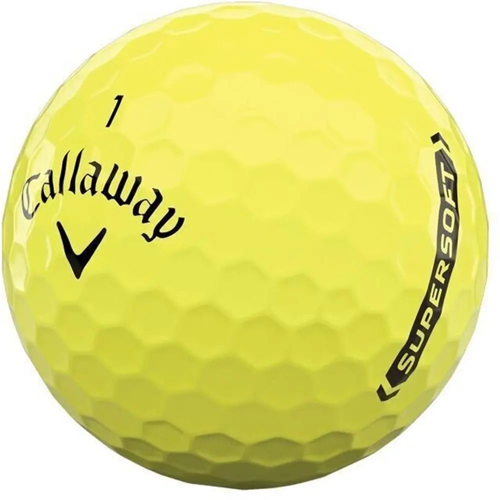 Gelber Golfball mit sichtbarer Prägung Supersoft und Logo, Nahaufnahme