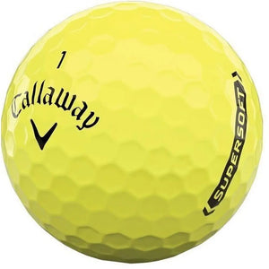 Gelber Golfball mit sichtbarer Prägung Supersoft und Logo, Nahaufnahme