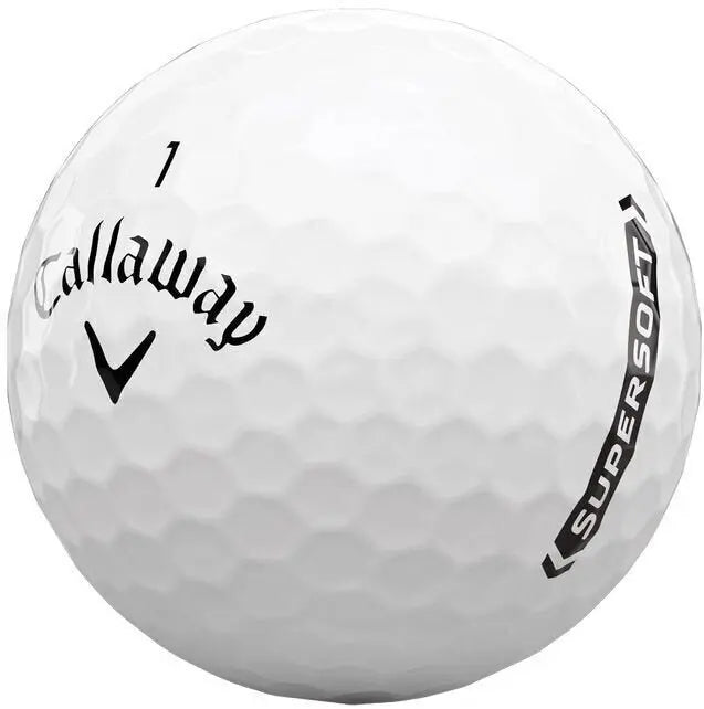 Weißer Callaway Supersoft Golfball mit Logo und dimpled Oberfläche, Nahaufnahme