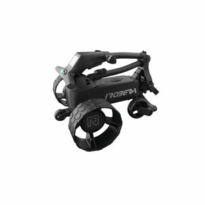 Zusammengeklappter, moderner elektrischer Golf Trolley in Schwarz auf weißem Hintergrund