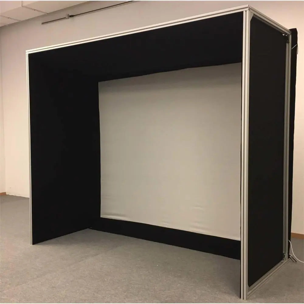 Golf Simulator Kabine für Indoor Golf, schwarze Wände und Projektionsfläche im Raum