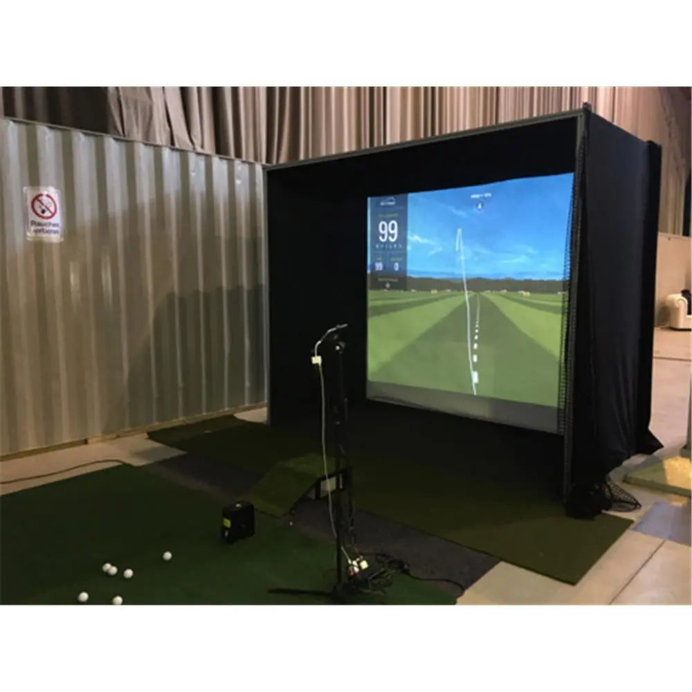 Golf Simulator mit Abschlagmatte, Projektionsleinwand und Golfbällen in Indoor-Umgebung