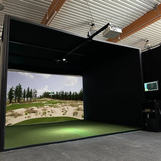 Golf Simulator für Indoor Golf mit großem Projektionsbildschirm und Kunstrasen im Raum