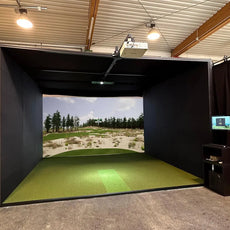 Moderner Indoor Golf Simulator mit Golfrasen und großem Projektionsschirm, Golfsimulator Anlage