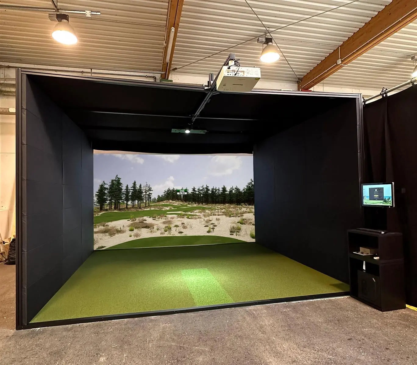 Moderner Indoor Golf Simulator mit Golfrasen und großem Projektionsschirm, Golfsimulator Anlage