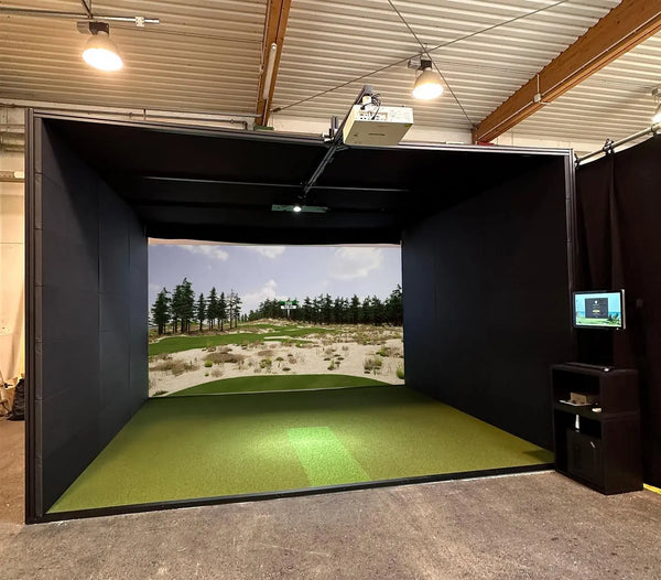 Moderner Indoor Golf Simulator mit Golfrasen und großem Projektionsschirm, Golfsimulator Anlage