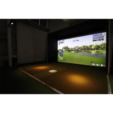 Moderner Indoor Golf Simulator mit grünem Abschlag, Golfprojektor und Leinwand