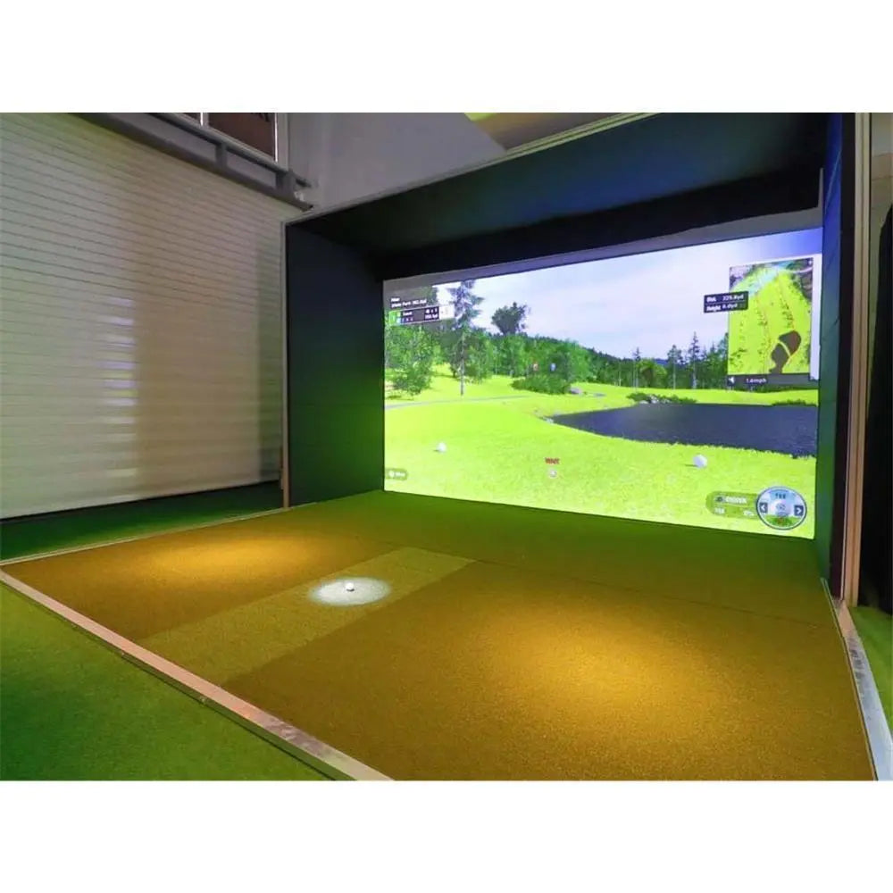 Indoor Golf Simulator mit grünem Teppich und großem Bildschirm für Golftraining