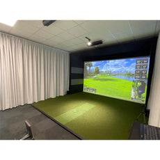 Indoor Golf Simulator mit großem Bildschirm, grünem Kunstrasen und weißen Vorhängen