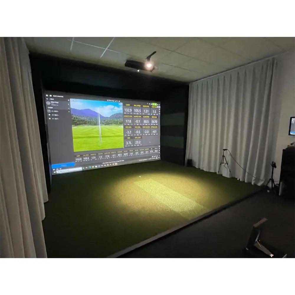 Golf Simulator mit Leinwand, Golfrasen und Analyse-Display in Indoor-Golfraum