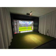 Golf Simulator mit großer Leinwand, Indoor-Golf Abschlagmatte und Projektor in modernem Raum